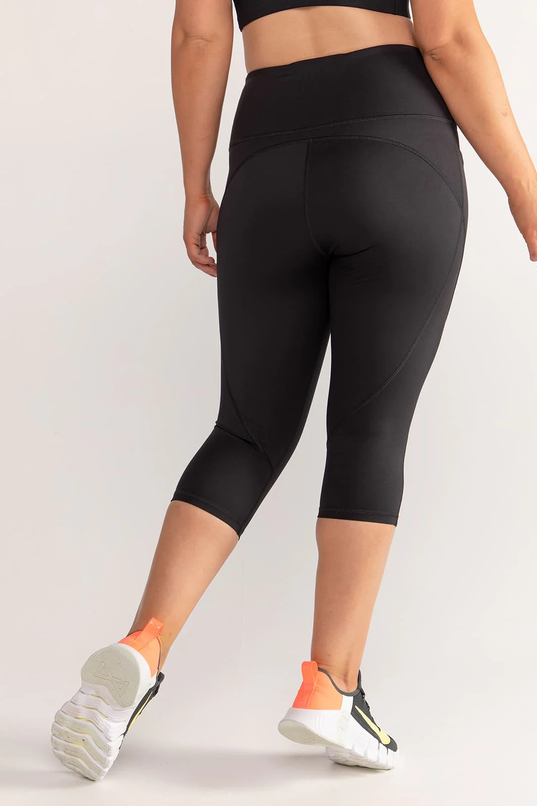 Training Pocket Move 3/4 Length Legging - Black - Image 11