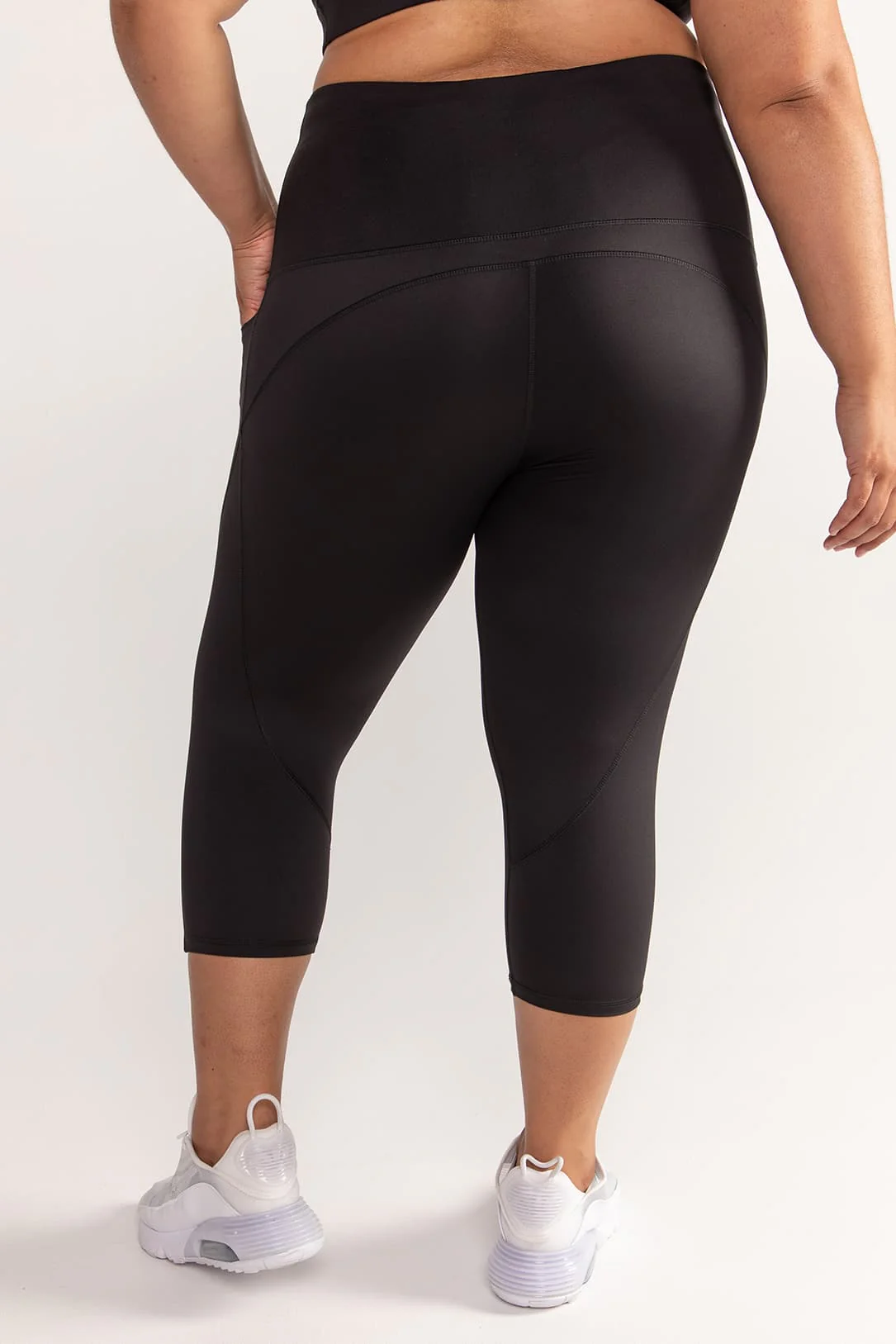 Training Pocket Move 3/4 Length Legging - Black - Image 6